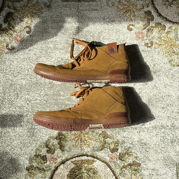 Excellent Like New Cushe Chukka - Picture 4 of 7